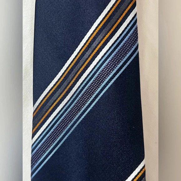 Tie Rack 100% Silk Repp Tie 3.5" x 60" Shades of Blue - Picture 4 of 4